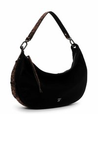 Borsa nera dalla forma curva, con una tracolla a stampa leopardata, accessori in argento e chiusura con zip. Texture liscia con dettagli minimi.