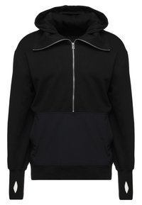 Felpa nera con zip frontale, dotata di un cappuccio oversize, grande tasca frontale e pannello inferiore di colore blu navy in contrasto. I dettagli includono particolari bianchi sui polsini.