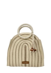 Bolso de mano tejido en color beige con parte superior redondeada, cuenta con rayas texturizadas verticales, un acento de cuentas de madera y un asa circular.