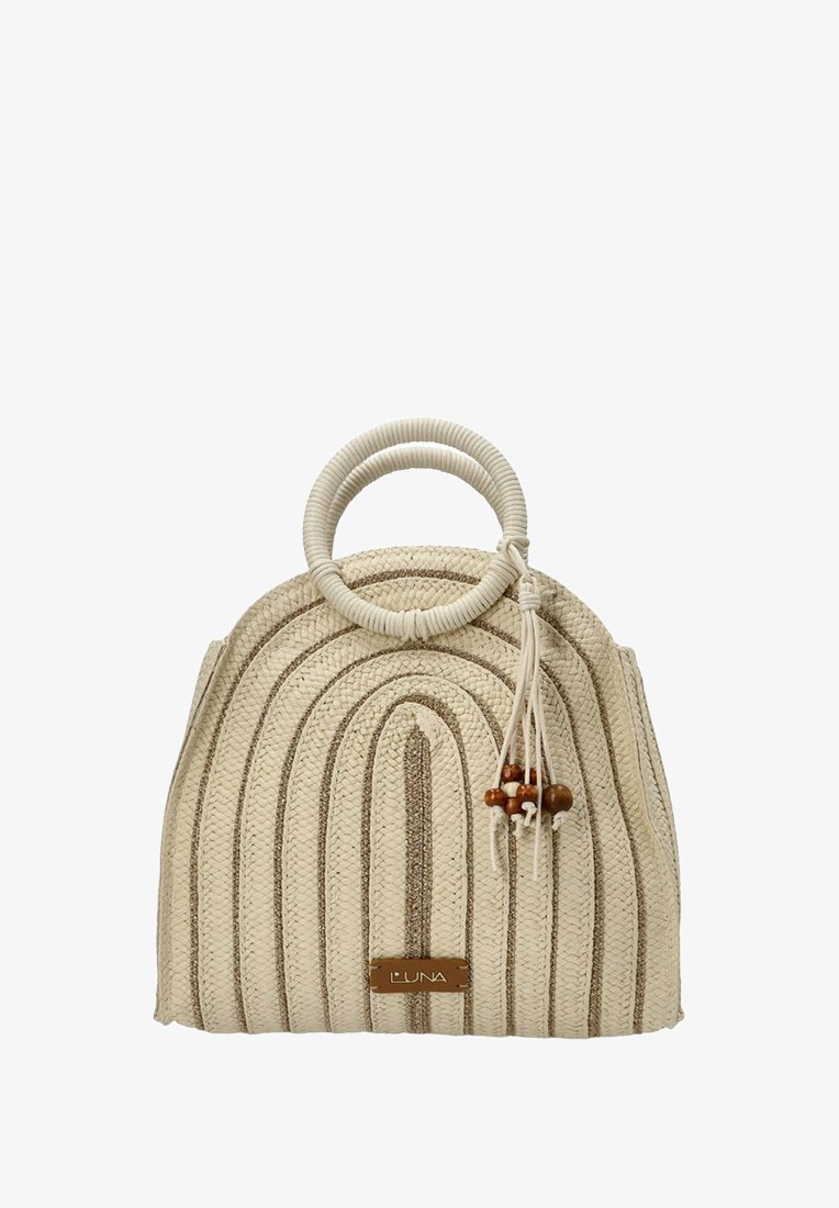 Bolso de mano tejido en color beige con parte superior redondeada, cuenta con rayas texturizadas verticales, un acento de cuentas de madera y un asa circular.