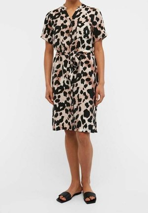 Robe à manches courtes au motif léopard avec des nuances de noir, beige et rose pâle. Présente un devant à boutons et une taille à nouer.