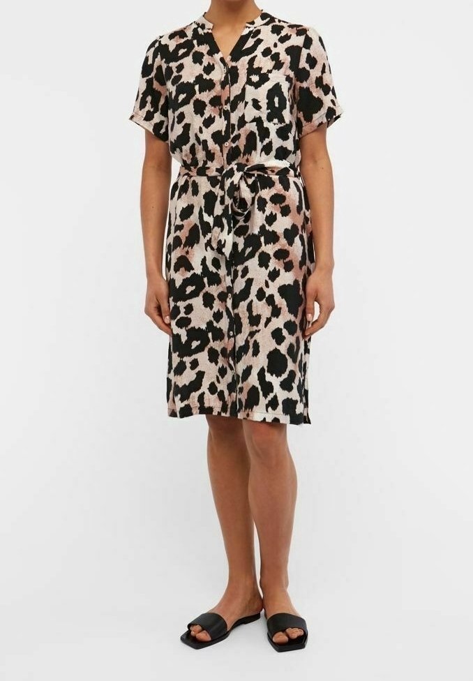 Kortärmad klänning i leopardmönster med nyanser av svart, beige och rosé. Har en knapp-up front och en knytning i midjan.