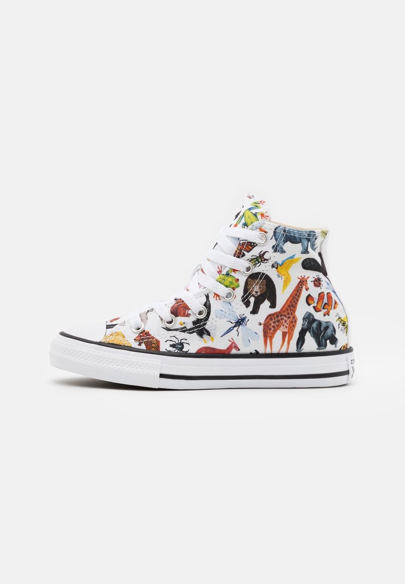 Baskets montantes blanches avec des illustrations colorées d'animaux incluant une girafe, un gorille, un ours, un oiseau et des insectes, présentées en profil latéral.