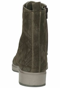 Grüne Wildleder Stiefelette mit einem gemusterten Design, seitlichem Reißverschluss und mittelhohem, solidem Absatz. Nähte als Akzent auf der Rückseite.