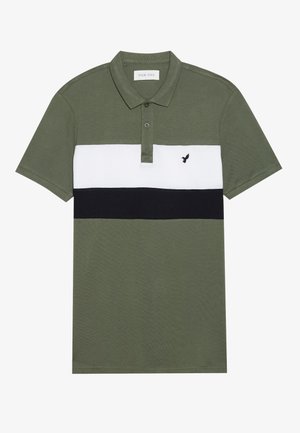 Alyvuogių spalvos polo marškiniai su baltomis ir juodomis horizontaliomis juostelėmis. turi tris mygtukus priekyje ir mažą siuvinėtą logotipą ant krūtinės.
