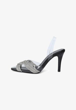 Sandalo nero con tacco alto e cinturini trasparenti. Presenta una fascia metallica argento texture sulla parte anteriore. Design con punta affusolata.