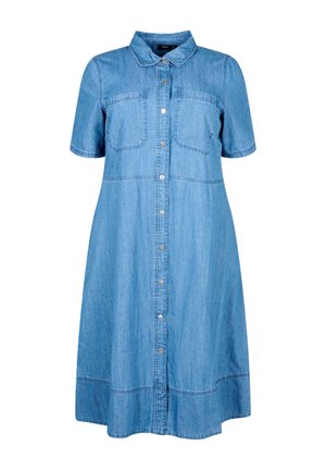 Lysblå denimkjole med korte ærmer, knapfront, to brystlommer og en løs pasform. Har kontrastsyninger og en krave.