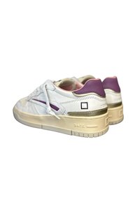 Sneaker bianche in pelle con dettagli viola, una striscia dorata e suola testurizzata. Presentano un logo sul tallone e lacci piatti.