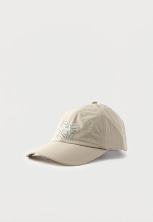 Beige baseballpet met gebogen klep en een reliëf van een voslogo op de voorkant, afgebeeld tegen een effen witte achtergrond.