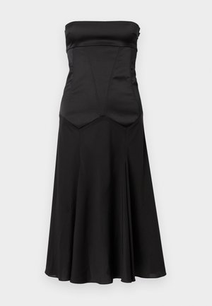 Melna strapless vakarkleita no satīna un šifona ar piegulošu korseti un izplatušu svārku, midi garuma, attēlota uz vienkrāsaina fona.