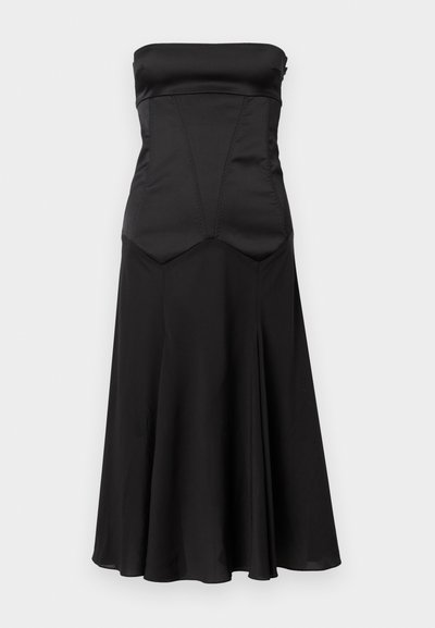 Čierne večerné šaty bez ramienok z hodvábu a šifónu s priliehavým živôtikom a rozšírenou sukňou, midi dĺžka, zobrazené na jednoduchom pozadí.