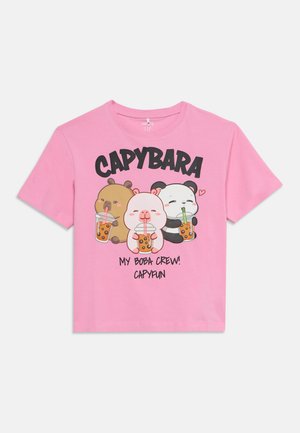 T-shirt rose avec un capybara, un ours et un panda dessinés buvant du thé boba, avec les textes "CAPYBARA" et "My Boba Crew! CAPYFUN" sur le devant.