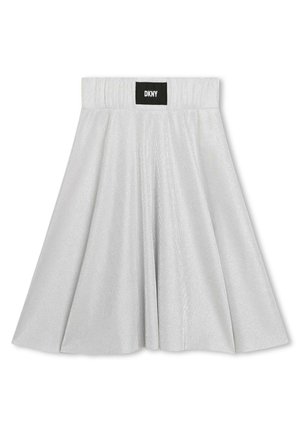 Jupe plissée argentée en tissu texturé, dotée d'une large ceinture avec une étiquette logo DKNY noire. Fini lisse et design mi-long.