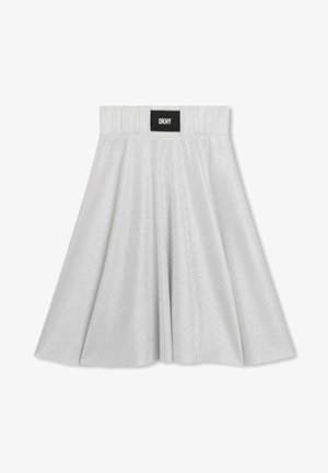 Jupe plissée argentée en tissu texturé, dotée d'une large ceinture avec une étiquette logo DKNY noire. Fini lisse et design mi-long.