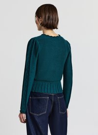 Maglione teal con orlo a coste e maniche a palloncino, caratterizzato da dettagli testurizzati lungo le cuciture delle maniche e un colletto scallop.