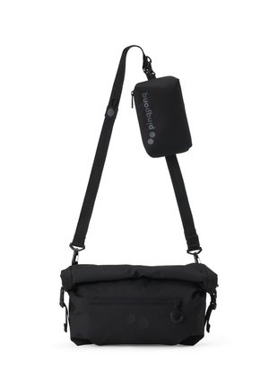 Schwarze verstellbare Umhängetasche mit Reißverschlusstasche vorne und angebrachtem kleinen Täschchen mit der Aufschrift "pinqpong" vor weißem Hintergrund.