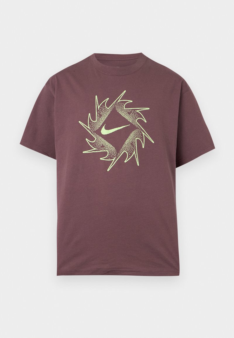 Kurzärmeliges weinrotes T-Shirt mit einem neongelben abstrakten, gezackten Kreisdesign und einem zentralen Swoosh-Logo auf der Brust.