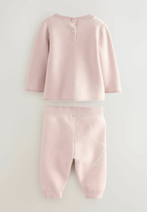 Roosa puuvillane soe särk ja sobivad püksid. Särgil on kaeluses kolm nööpi; pükste sääreosad on ribakujulised ja neil on valge muster.