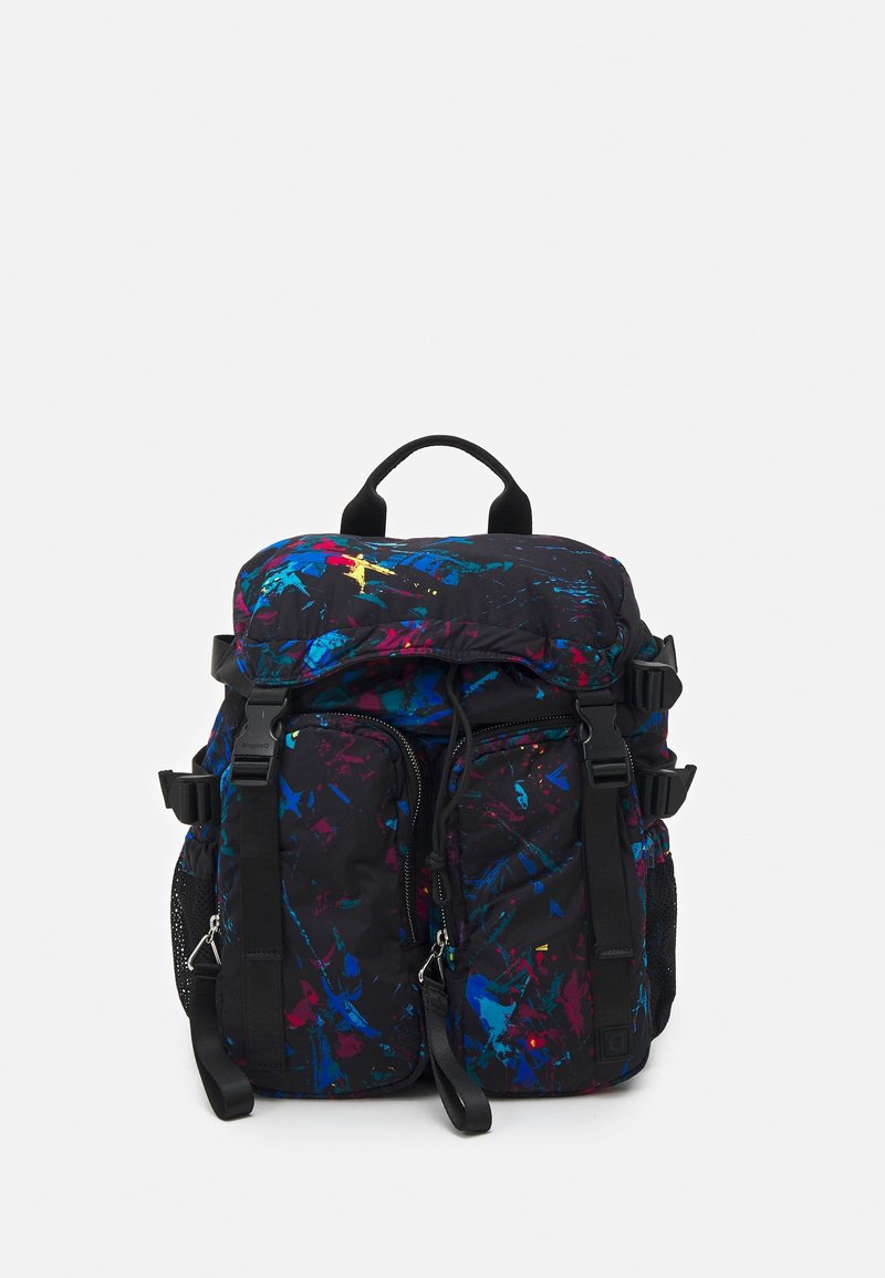 Sac à dos noir avec un motif coloré d’éclaboussures de peinture bleue, rouge et jaune, deux poches avant zippées, bretelles réglables et poignée supérieure.