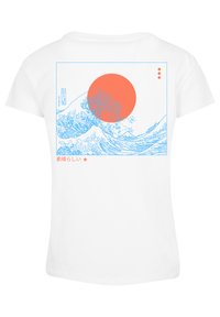 T-shirt blanc présentant une œuvre d'art de vagues bleues et un cercle orange, avec du texte japonais en bas et trois points rouges en haut à droite.