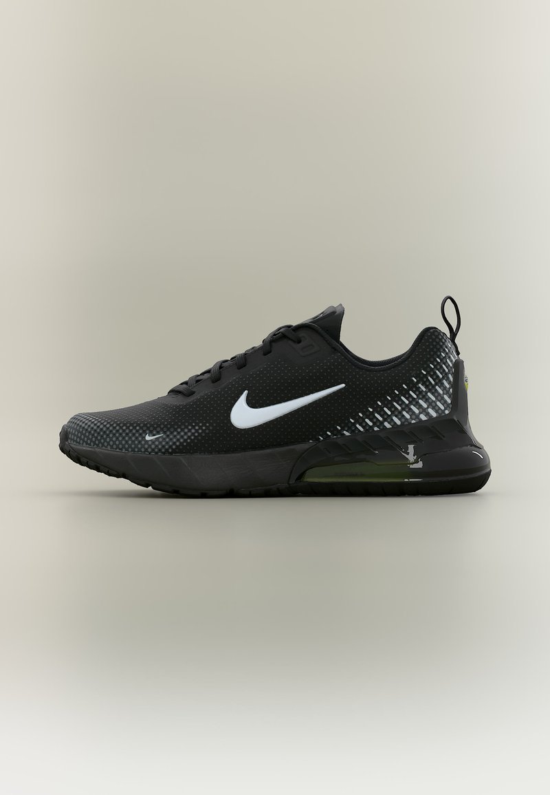 Chaussure de course Nike noire avec logo swoosh blanc, dessus texturé, coussin d'air visible dans la semelle et languette de traction au talon.