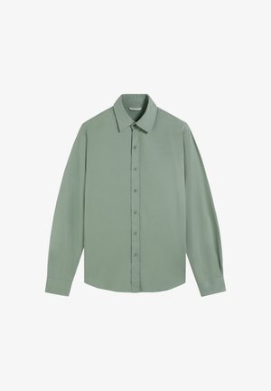 Camisa de manga larga verde claro, hecha de tela suave, con un cuello clásico y cierre de botones en la parte delantera.