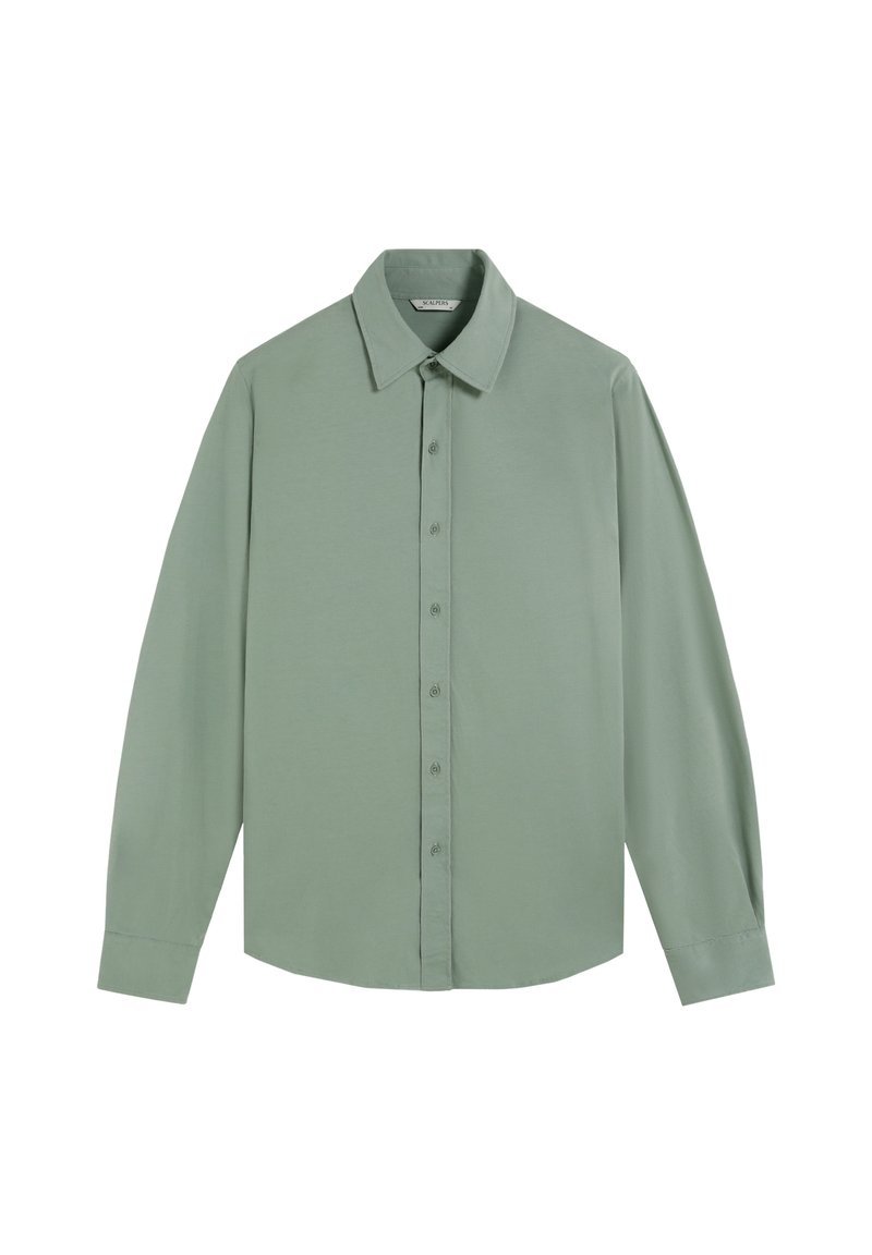 Camisa de manga larga verde claro, hecha de tela suave, con un cuello clásico y cierre de botones en la parte delantera.