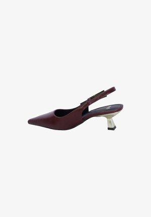Scarpa slingback bordeaux con punta appuntita e piccolo tacco geometrico. Materiale in pelle liscia con design a lato aperto e dettagli metallici.