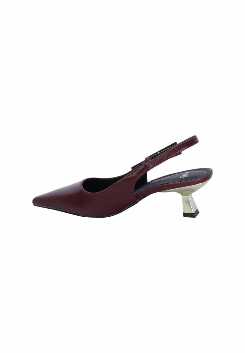 Scarpa slingback bordeaux con punta appuntita e piccolo tacco geometrico. Materiale in pelle liscia con design a lato aperto e dettagli metallici.