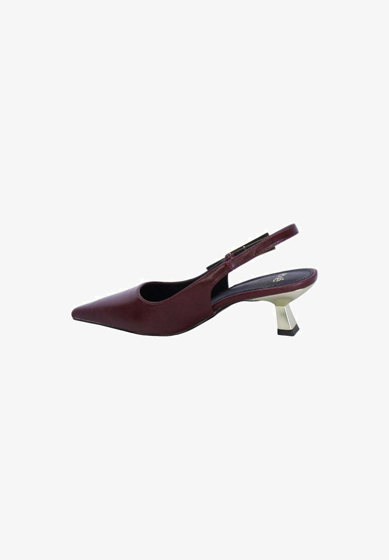 Scarpa slingback bordeaux con punta appuntita e piccolo tacco geometrico. Materiale in pelle liscia con design a lato aperto e dettagli metallici.