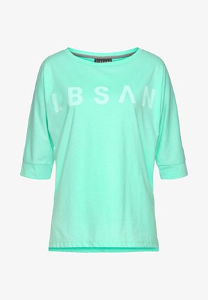 Chemise vert menthe à manches courtes avec des manches jusqu'aux coudes et "LBSAN" imprimé sur la poitrine dans une teinte plus claire.