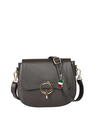 Sac bandoulière en cuir texturé gris foncé avec fermoir circulaire doré et bandoulière réglable, avec un petit pendentif drapeau italien sur la bandoulière.
