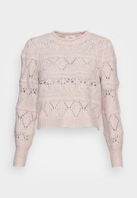 Jersey de punto color rosa claro con patrones calados intrincados, cuello redondo y mangas largas. Diseño corto que muestra un acabado texturizado.