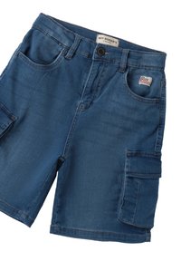 Pantalones cortos de mezclilla cargo en azul oscuro con múltiples bolsillos, cierre frontal de botón y detalles de costura sutiles. Etiqueta de la marca en la cinturilla.
