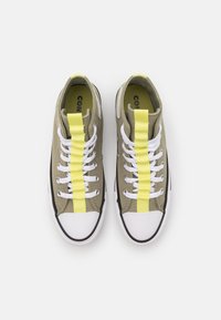 Converse CHUCK TAYLOR ALL STAR UTILITY WEBBED UNISEX - Sapatilhas de cano alto - light field surplus/light zitron/black