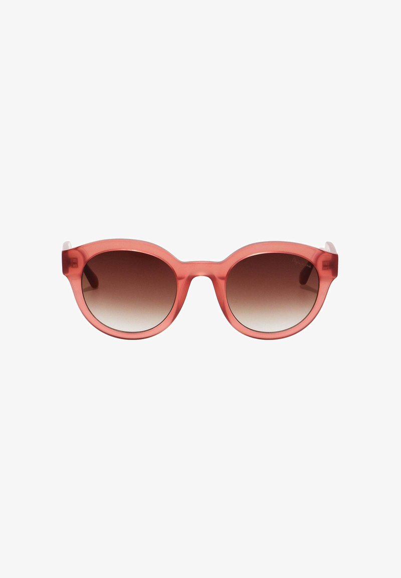Lunettes de soleil rondes avec montures translucides rose corail et verres dégradés marron sur fond blanc.