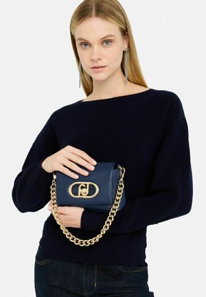 Borsa in pelle blu navale con finitura texturizzata, tracolla in catena dorata e chiusura oversize in oro con loghi intrecciati.