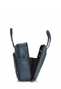 Granatowy skórzany plecak z podwójnymi zamkami, regulowanymi paskami i wewnętrzną kieszenią. Gładka tekstura i minimalistyczny design.