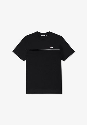 Camiseta negra de FILA con mangas cortas, una franja horizontal blanca a lo largo del pecho y un pequeño logo de FILA en el lado izquierdo del pecho.