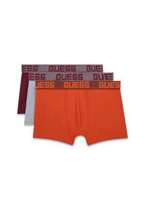 Trzy pary męskich bokserek w kolorze pomarańczowym, jasnoszarym i bordowym z elastycznymi pasami w talii z nadrukiem "GUESS."