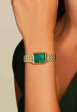 Orologio rettangolare con tonalità dorate, dotato di un quadrante verde marmorizzato e di un bracciale a maglie, caratterizzato da un design rastremato e indicatori delle ore minimali.