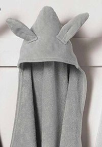 Grå, kapuschongt badrock gjord av mjukt, strukturerat tyg, med djuröron på huvan och draperat tyg för ett mysigt utseende.