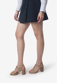 Beige hoge sandalen met een T-strap ontwerp, gestructureerde houten blokhakken en enkelgesp. Glad materiaal met een open teen stijl.