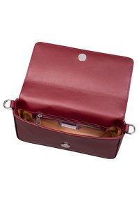 Bordeauxrote Leder-Umhängetasche mit glatter Struktur, ausgestattet mit einem Druckknopfverschluss und einer Reißverschlusstasche im Inneren. Innenfutter ist beige.