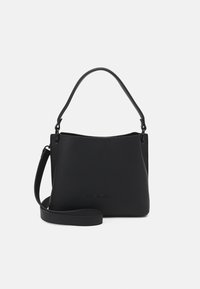 Zwarte leren handtas met een gladde textuur, minimalistisch ontwerp, verstelbare schouderriem en een reliëf "Valentino" logo aan de voorkant.