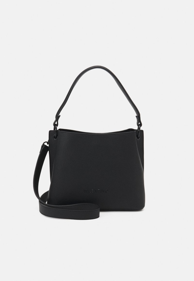 Zwarte leren handtas met een gladde textuur, minimalistisch ontwerp, verstelbare schouderriem en een reliëf "Valentino" logo aan de voorkant.