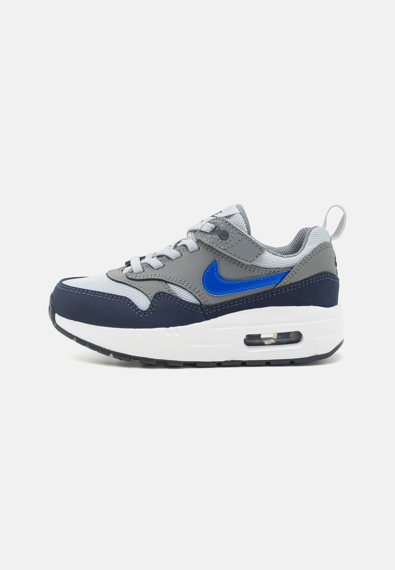 Sneaker grigi e blu navy con accenti blu, realizzati in materiali in rete e sintetici, design con lacci, ammortizzazione d'aria visibile e suola texturizzata.