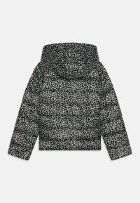 Chaqueta de plumas negra con capucha, con un patrón de pequeñas manchas de leopardo multicolores, vista desde la espalda sobre un fondo blanco.