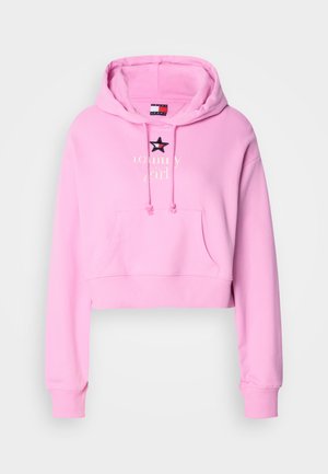 Różowy krótki hoodie z kapturem na sznurki, przednią kieszenią oraz graficznym napisem "tommy girl", ozdobiony czarną gwiazdą na klatce piersiowej.