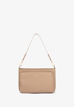 Sac à main en cuir beige avec une surface texturée, doté d'une seule sangle et d'accents dorés. Comprend une poche avant et un branding minimaliste.